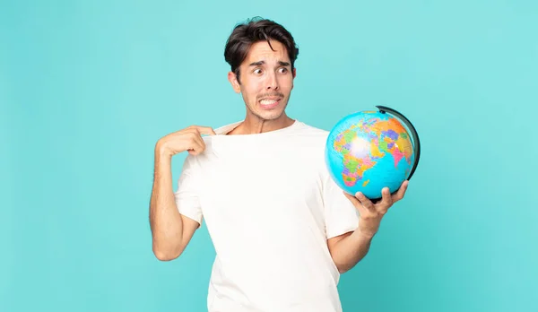 Jovem Hispânico Sentindo Estressado Ansioso Cansado Frustrado Segurando Mapa Globo — Fotografia de Stock