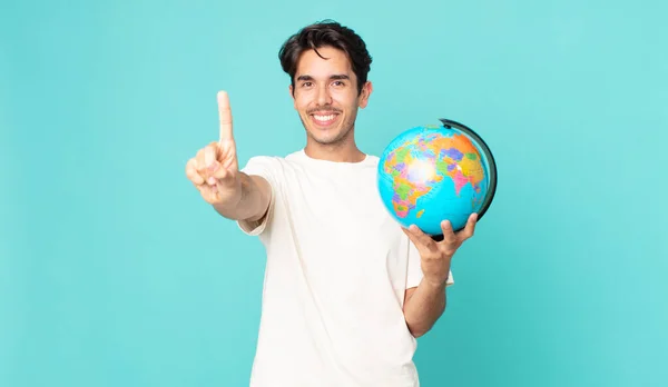 Jovem Hispânico Homem Sorrindo Olhando Amigável Mostrando Número Segurando Mapa — Fotografia de Stock