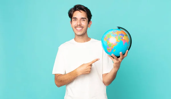 Mladý Hispánec Vesele Usmívá Cítí Šťastný Ukazuje Stranou Drží Mapu — Stock fotografie
