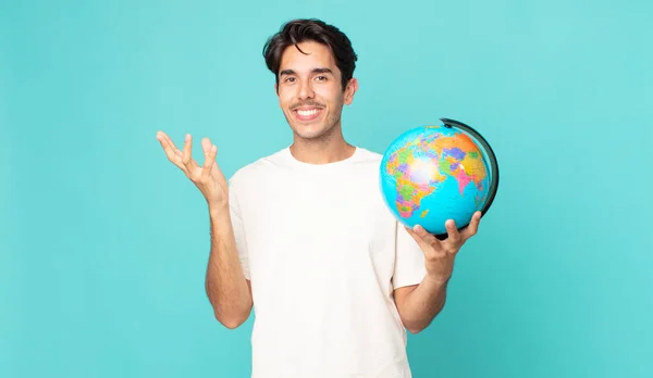 Joven Hispano Sintiéndose Feliz Sorprendido Realizando Una Solución Idea Sosteniendo —  Fotos de Stock