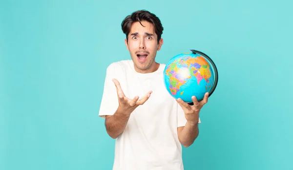 Joven Hispano Buscando Desesperado Frustrado Estresado Sosteniendo Mapa Del Mundo —  Fotos de Stock