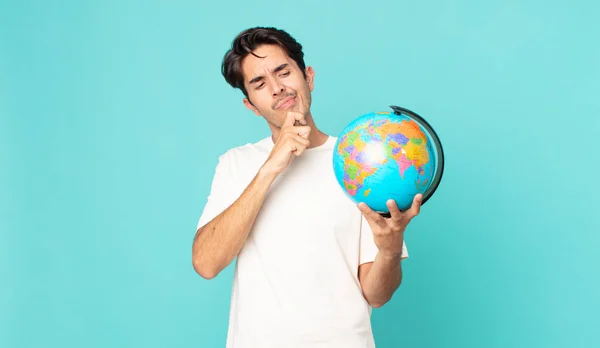 Jovem Hispânico Homem Pensando Sentindo Duvidoso Confuso Segurando Mapa Mundo — Fotografia de Stock