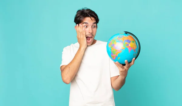Joven Hispano Sintiéndose Feliz Emocionado Sorprendido Sosteniendo Mapa Del Mundo — Foto de Stock