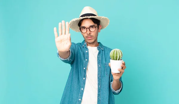 Jonge Latino Man Zoek Serieus Tonen Open Palm Maken Stop — Stockfoto