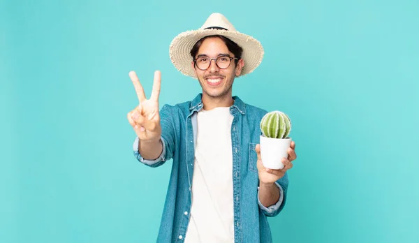 Jonge Spaanse Man Glimlachend Zoek Vriendelijk Tonen Nummer Twee Het — Stockfoto