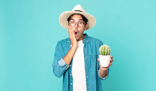 Jonge Spaanse Man Die Zich Geschokt Bang Voelt Een Cactus — Stockfoto