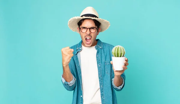 Junger Hispanischer Mann Schreit Aggressiv Mit Wütendem Gesichtsausdruck Und Hält — Stockfoto