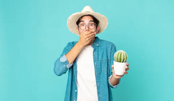 Jonge Spaanse Man Bedekken Mond Met Handen Met Een Geschokte — Stockfoto