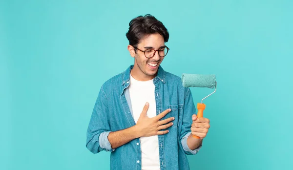 Junger Hispanischer Mann Lacht Laut Über Einen Lustigen Witz Und — Stockfoto