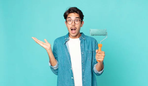 Jovem Hispânico Homem Sentindo Feliz Espantado Com Algo Inacreditável Segurando — Fotografia de Stock