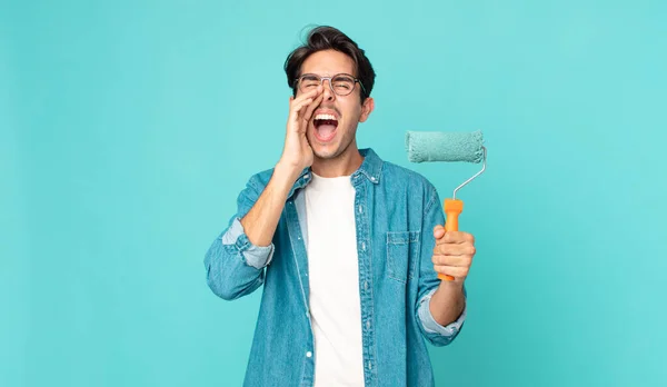 Joven Hispano Sintiéndose Feliz Dando Gran Grito Con Las Manos — Foto de Stock