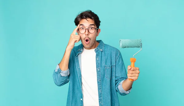 Jovem Hispânico Olhando Surpreendido Percebendo Novo Pensamento Ideia Conceito Segurando — Fotografia de Stock