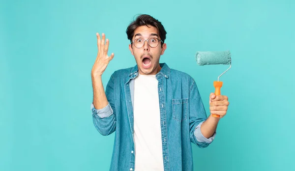 Jovem Hispânico Homem Gritando Com Mãos Segurando Rolo Tinta — Fotografia de Stock