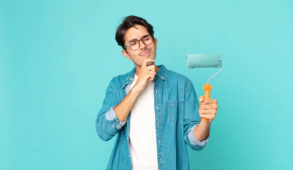 Jovem Hispânico Homem Pensando Sentindo Duvidoso Confuso Segurando Rolo Pintura — Fotografia de Stock