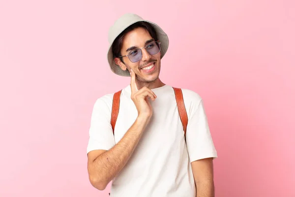 Joven Hispano Sonriendo Feliz Soñando Despierto Dudando Concepto Verano —  Fotos de Stock