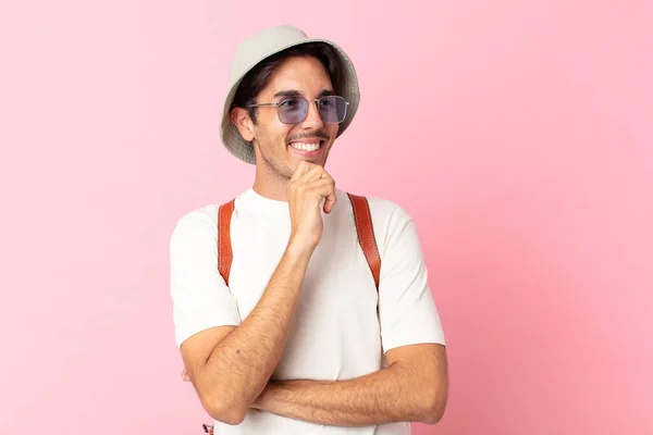 Joven Hispano Sonriendo Con Una Expresión Feliz Segura Con Mano —  Fotos de Stock