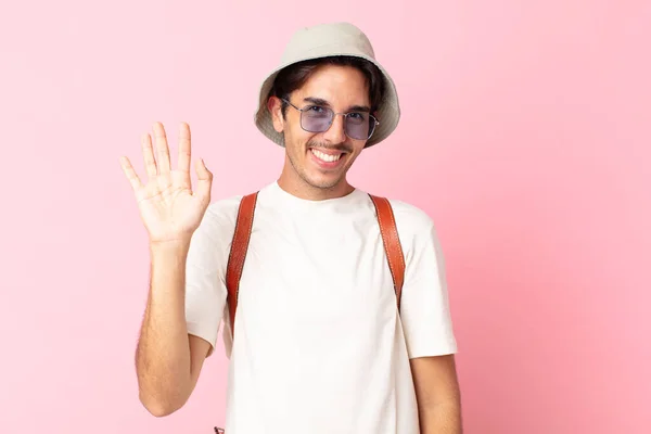 Joven Hispano Sonriendo Felizmente Saludándote Con Mano Dándote Bienvenida Saludándote —  Fotos de Stock