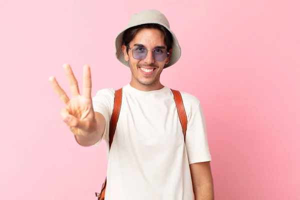 Jovem Hispânico Sorrindo Olhando Amigável Mostrando Número Três Conceito Verão — Fotografia de Stock