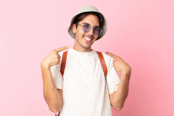 Junger Hispanischer Mann Lächelt Selbstbewusst Und Zeigt Auf Sein Breites — Stockfoto