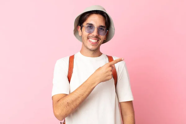 Joven Hispano Mirando Emocionado Sorprendido Señalando Hacia Lado Concepto Verano — Foto de Stock