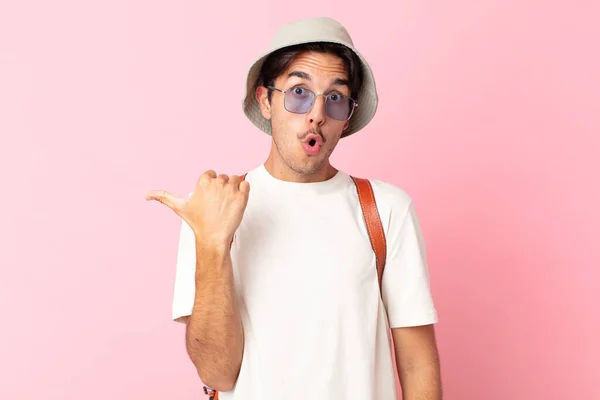 Young Hispanic Man Looking Astonished Disbelief Summer Concept — Stock Photo, Image