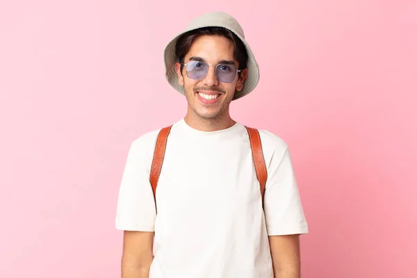 Jovem Hispânico Que Parece Feliz Agradavelmente Surpreso Conceito Verão — Fotografia de Stock