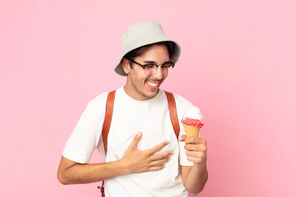 Молодой Латиноамериканец Громко Смеется Над Какой Смешной Шуткой Держит Мороженое — стоковое фото