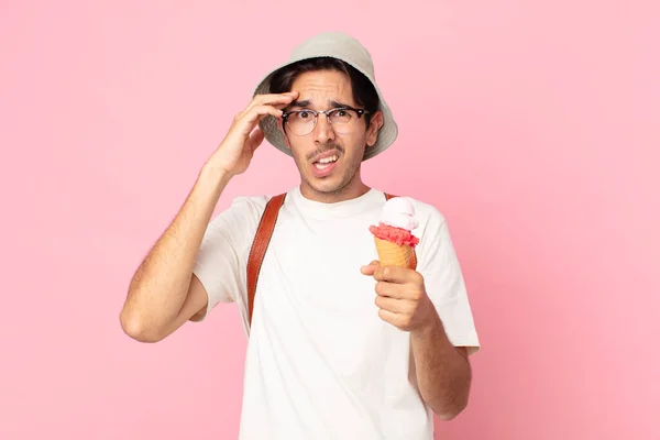 Jovem Hispânico Homem Olhando Feliz Surpreso Surpreso Segurando Sorvete — Fotografia de Stock