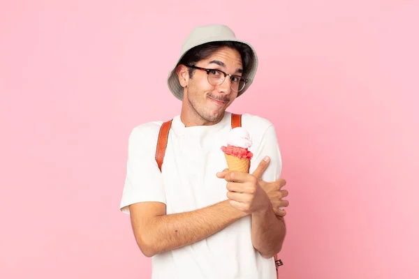 若いヒスパニック系の男が 混乱して不確定な感じで アイスクリームを持っている — ストック写真