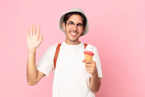若いヒスパニック系の男は喜んで手を振って歓迎し挨拶しアイスクリームを持っています — ストック写真