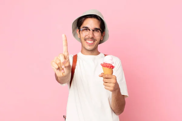 웃으며 보이는 스페인 남자가 아이스크림을 — 스톡 사진