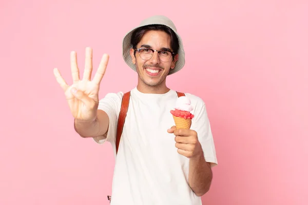 若いヒスパニック系の男は笑顔で友好的に見えます4番目を示しアイスクリームを持っています — ストック写真