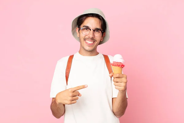 히스패닉 청년은 명랑하게 웃으며 행복을 느끼고 가리키며 아이스크림을 있습니다 — 스톡 사진