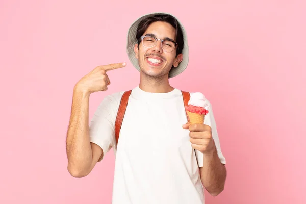 Ung Latinamerikan Man Ler Tryggt Pekar Egen Bred Leende Och — Stockfoto