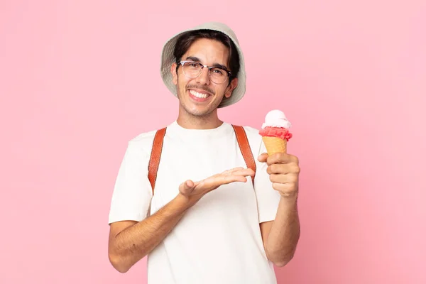 若いヒスパニック系の男は 陽気に笑顔 幸せを感じ 概念を示し アイスクリームを保持 — ストック写真