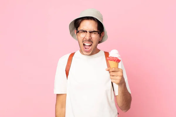 Молодой Латиноамериканец Кричит Агрессивно Выглядит Злым Держит Мороженое — стоковое фото