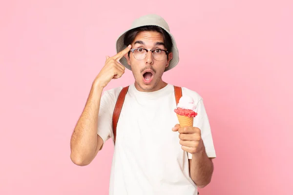 Young Hispanic Man Looking Surprised Realizing New Thought Idea Concept — Stock Photo, Image