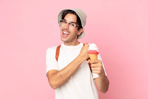 若いヒスパニック系の男は幸せと挑戦やお祝いやアイスクリームの保持に直面している — ストック写真