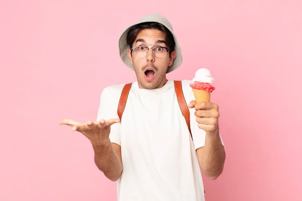 Молодой Латиноамериканец Чувствует Себя Чрезвычайно Шокированным Удивленным Держит Мороженое — стоковое фото