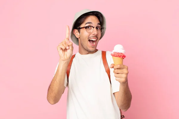 アイデアを実現しアイスクリームを手にした後に幸せと興奮した天才のように感じる若いヒスパニック系の男 — ストック写真