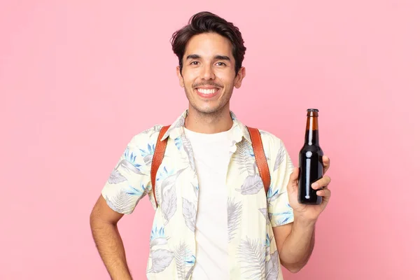 Jovem Hispânico Homem Sorrindo Feliz Com Uma Mão Quadril Confiante — Fotografia de Stock