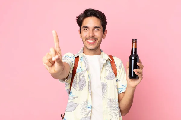 Joven Hispano Sonriendo Orgullosamente Con Confianza Haciendo Número Uno Sosteniendo — Foto de Stock