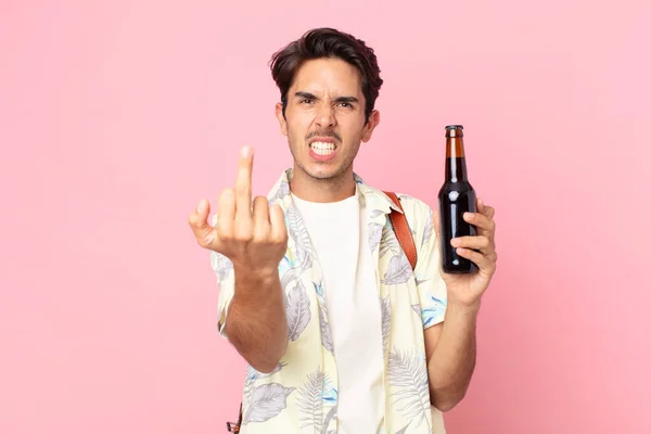 若いヒスパニック系の男は怒り いらいらし 反抗的で積極的でビールを持っています — ストック写真