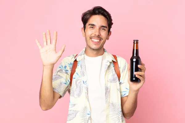 Jovem Hispânico Sorrindo Feliz Acenando Mão Acolhendo Cumprimentando Você Segurando — Fotografia de Stock