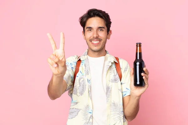 Joven Hispano Sonriendo Buscando Amigable Mostrando Número Dos Sosteniendo Una — Foto de Stock