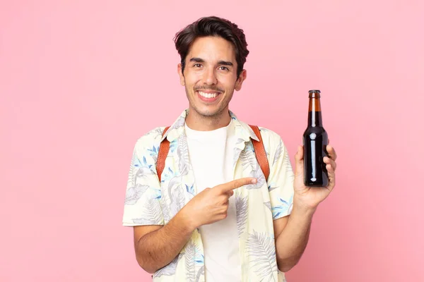 Genç Spanyol Adam Neşeyle Gülümsüyor Mutlu Hissediyor Bir Şişe Bira — Stok fotoğraf