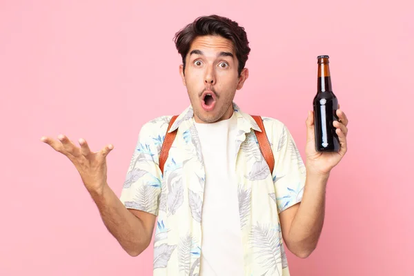 Mladý Hispánec Užaslý Šokovaný Ohromený Neuvěřitelným Překvapením Lahví Piva Ruce — Stock fotografie