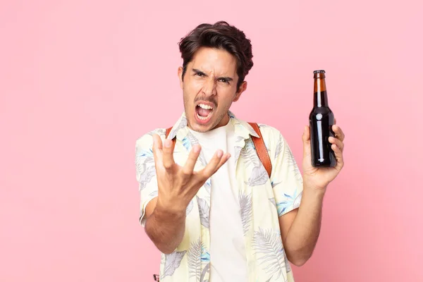 Joven Hispano Mirando Enojado Molesto Frustrado Sosteniendo Una Botella Cerveza — Foto de Stock