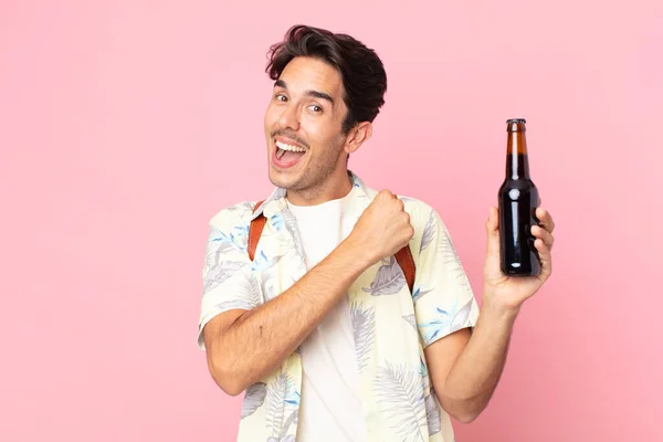 Joven Hispano Sintiéndose Feliz Enfrentándose Reto Celebrando Sosteniendo Una Botella — Foto de Stock