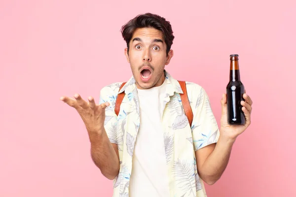 Jovem Hispânico Sentindo Extremamente Chocado Surpreso Segurando Uma Garrafa Cerveja — Fotografia de Stock